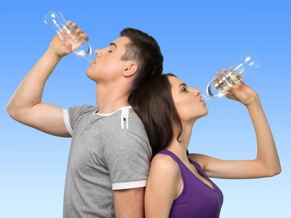 Agua potable para hombres y mujeres — Foto de Stock