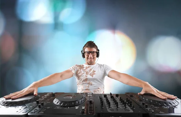 Joven dj con auriculares — Foto de Stock