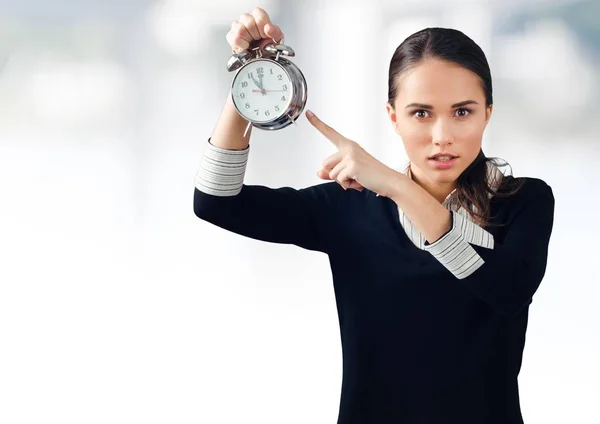 大時計を持つ女性実業家 — ストック写真