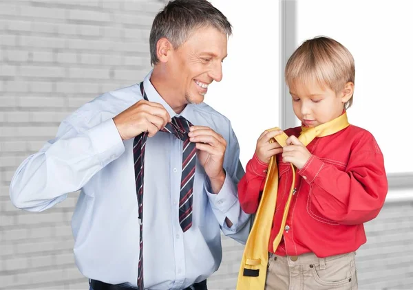 Ragazzo e suo padre legare cravatte — Foto Stock