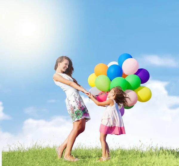 Mujer con chica y globos de aire — Foto de Stock