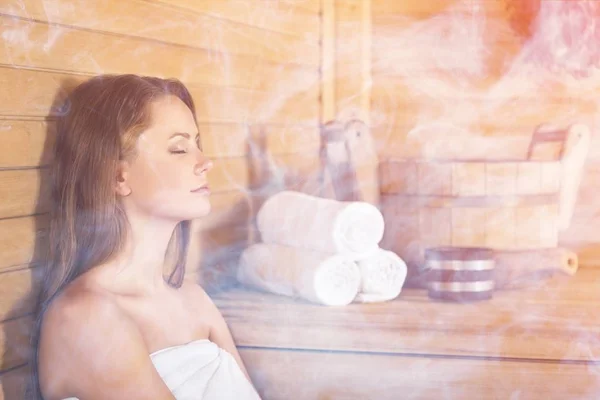 Jovem mulher na sauna — Fotografia de Stock