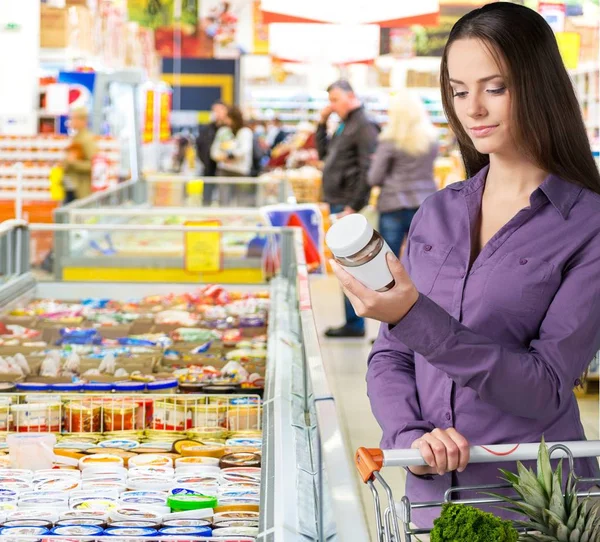 Woman shopping in grocery store — Stock Photo, Image