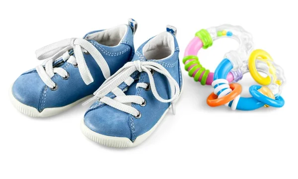 Sapatos de bebê e chocalho — Fotografia de Stock