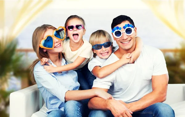 Glückliche vierköpfige Familie — Stockfoto