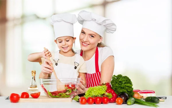 Chica y su madre cocinar juntos —  Fotos de Stock