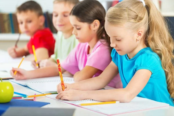 Bambini della scuola amichevoli — Foto Stock