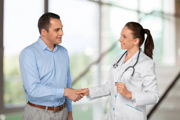 Médico amigável aperto de mão com o paciente — Fotografia de Stock