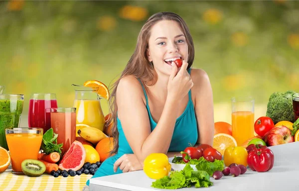 Junge Frau mit Früchten — Stockfoto