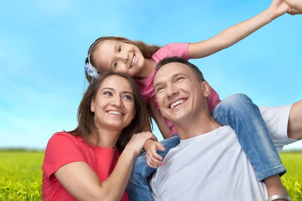 Gelukkig lachende gezin met dochter — Stockfoto