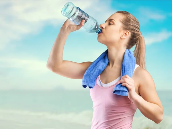 Mladá žena pít vodu — Stock fotografie
