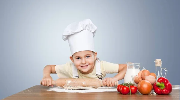 Petite fille Cuisine à la farine — Photo