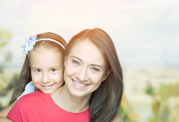 Mutter und Tochter umarmen — Stockfoto