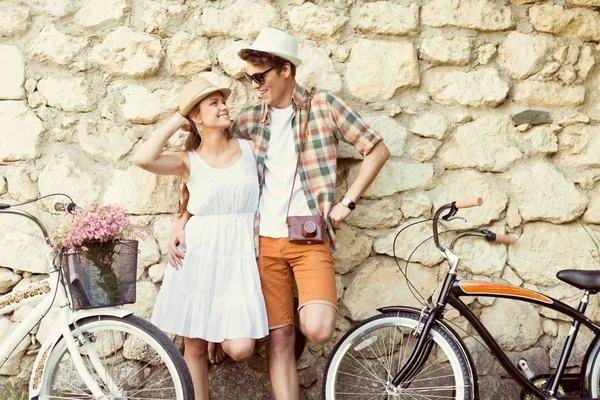 Junges Paar Steht Der Wand Und Umarmt Sich Mit Fahrrädern — Stockfoto