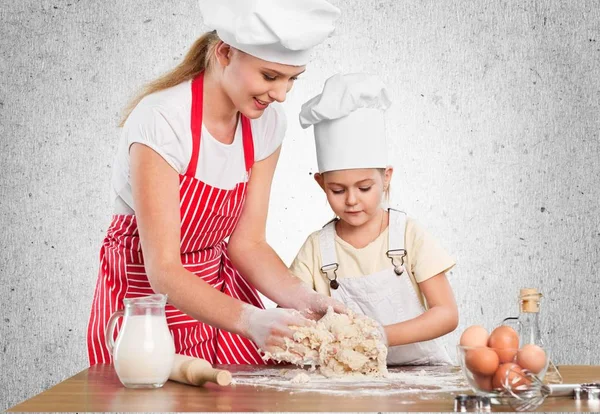 Meisje en haar moeder samen koken — Stockfoto