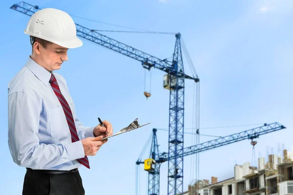 Hombre en uniforme de trabajo y casco blanco —  Fotos de Stock