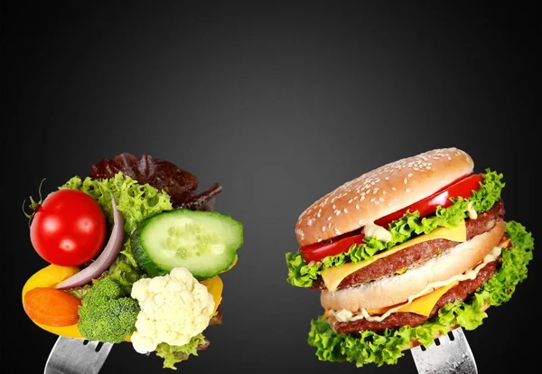 Foto Deliciosa Comida Tenedores Sobre Fondo Negro —  Fotos de Stock