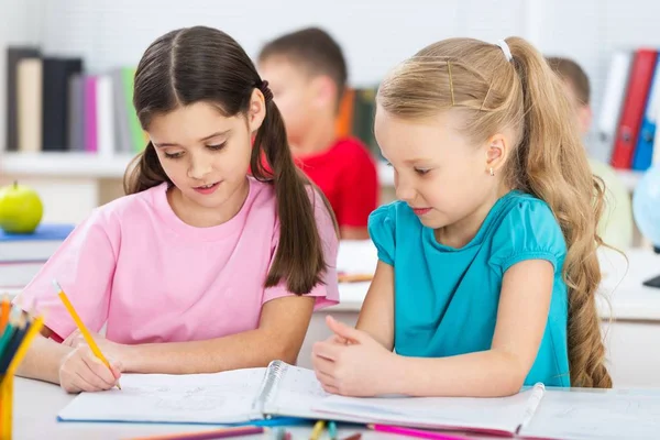 Niños de escuela amigables —  Fotos de Stock