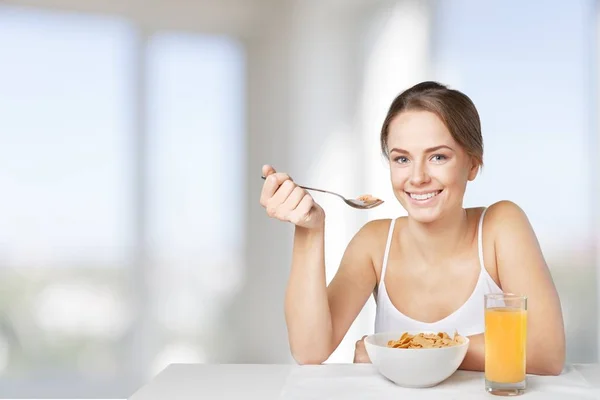 Mulher bonito com comida — Fotografia de Stock