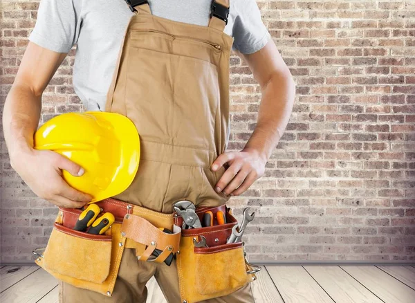 Trabalhador homem com capacete — Fotografia de Stock