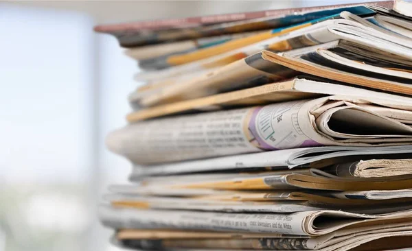 Pila de periódicos impresos — Foto de Stock