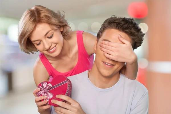 Chica cubriendo los ojos de su novio — Foto de Stock