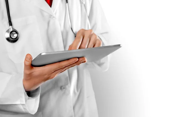 Arzt arbeitet mit Tablet-PC — Stockfoto
