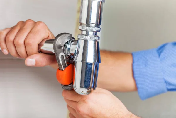Mãos encanador fixação torneira de água — Fotografia de Stock