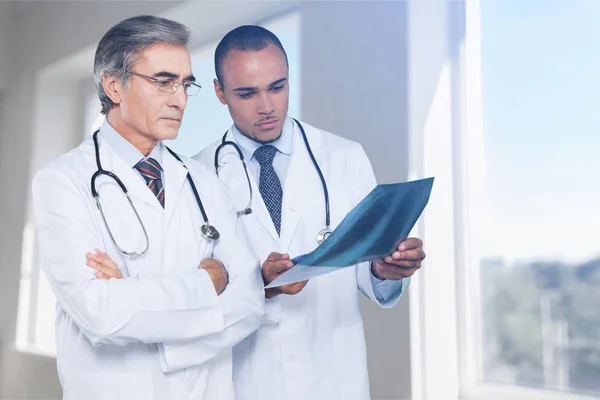 Equipo de médicos mirando rayos X —  Fotos de Stock