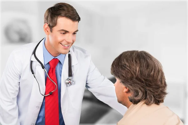 Médico que prescreve medicamentos ao paciente — Fotografia de Stock