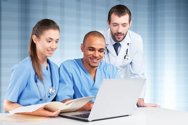 Doctors team talking expertise — Stock Photo, Image