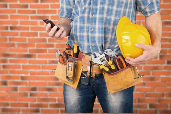 Werknemer met een gereedschapsriem — Stockfoto