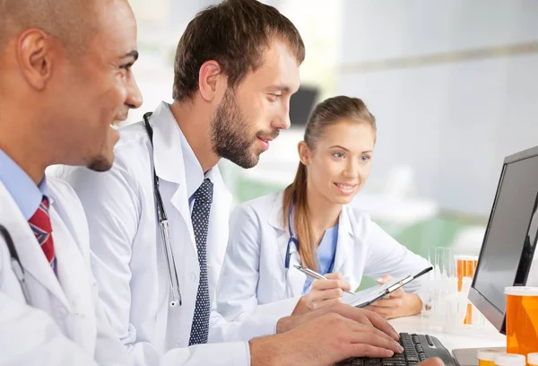 Equipe de médicos falando expertise — Fotografia de Stock