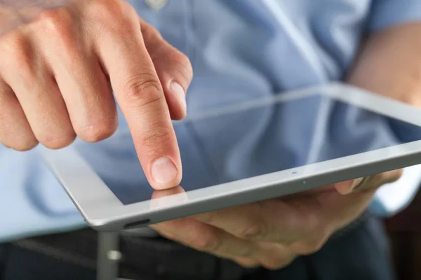 Homem usando tablet digital — Fotografia de Stock