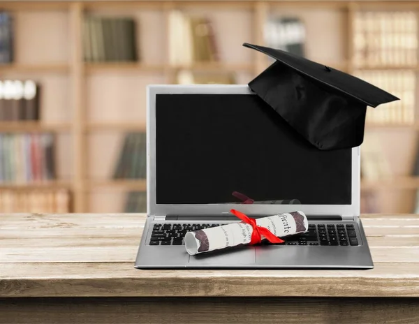 Laptop en diploma scroll — Stockfoto