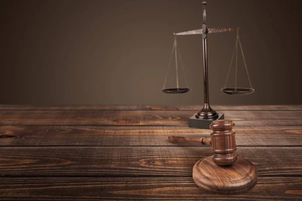 Justice Scales and wooden gavel — Stock Photo, Image