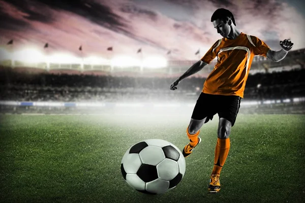 Joven jugador de fútbol masculino — Foto de Stock
