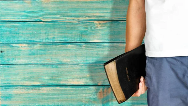 Man Holding livro da Bíblia — Fotografia de Stock