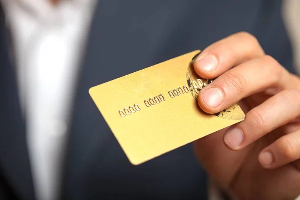 Επιχειρηματίας εκμετάλλευση Χρυσή κάρτα — Φωτογραφία Αρχείου
