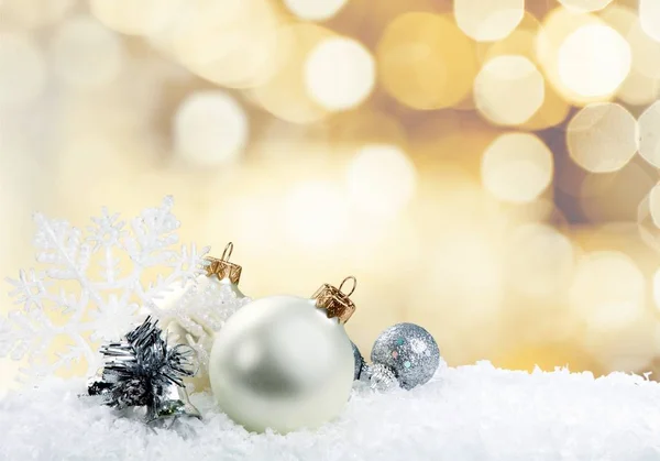 Різдвяні кульки в снігу — стокове фото