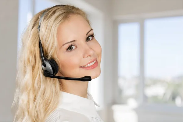 Mujer joven con auriculares — Foto de Stock