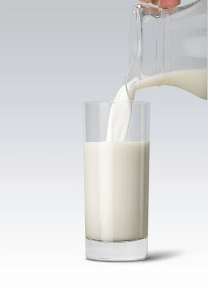Melk gieten in glas — Stockfoto