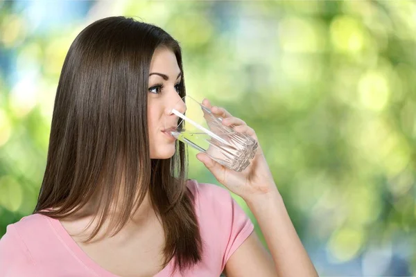 Mujer joven beber agua —  Fotos de Stock