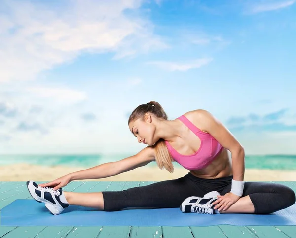 Ung vältränad kvinna stretching — Stockfoto