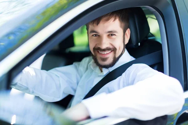 Araba gülümseyen genç mutlu adam — Stok fotoğraf