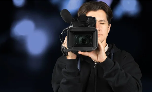 Homem segurando grande câmera de vídeo — Fotografia de Stock