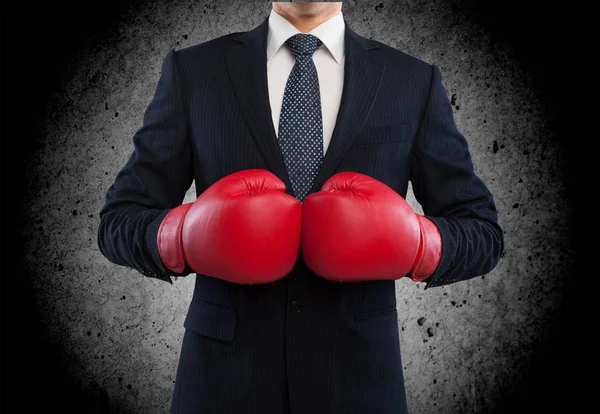 Homem de negócios com luvas de boxe — Fotografia de Stock