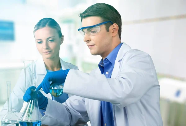 Dois cientistas conduzindo pesquisa — Fotografia de Stock