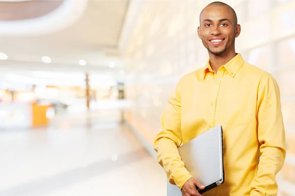 Homme étudiant avec ordinateur portable — Photo