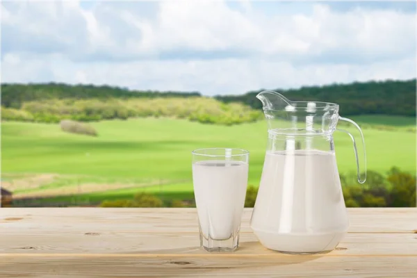 Bicchiere di latte e brocca — Foto Stock